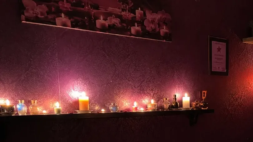 Masaj odasındaki mum rafı — Lila Spa, Beşiktaş misafirlerine hizmet veren salon