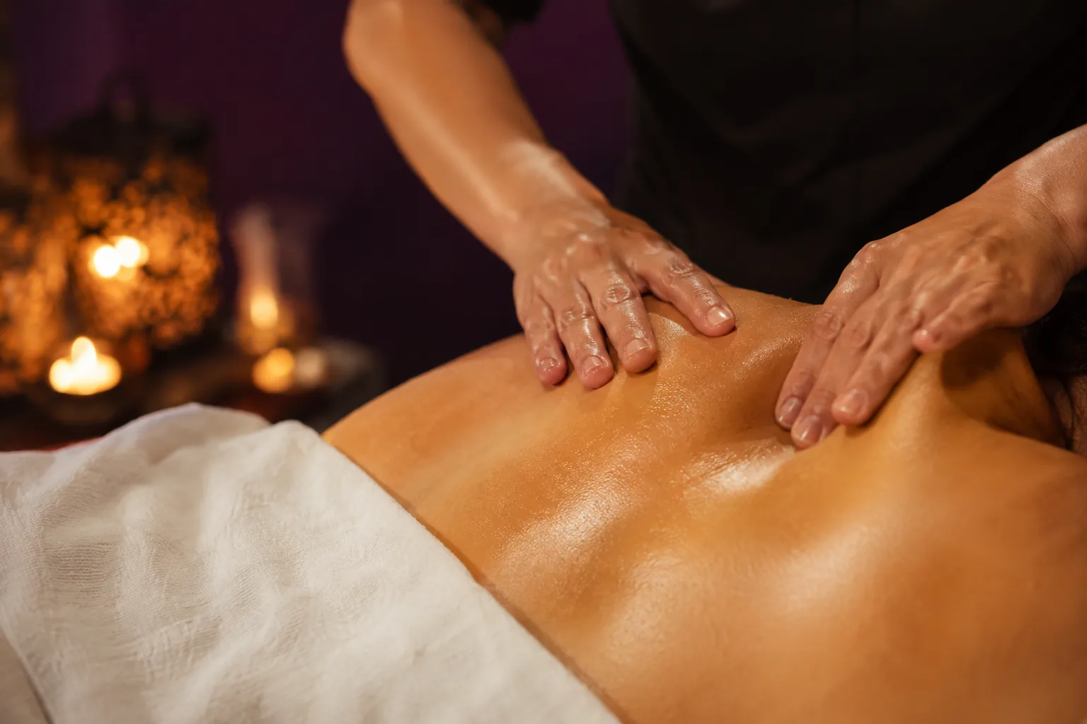 Sırt masajı uygulaması — Lila Spa, Beşiktaş misafirlerine hizmet veren salon